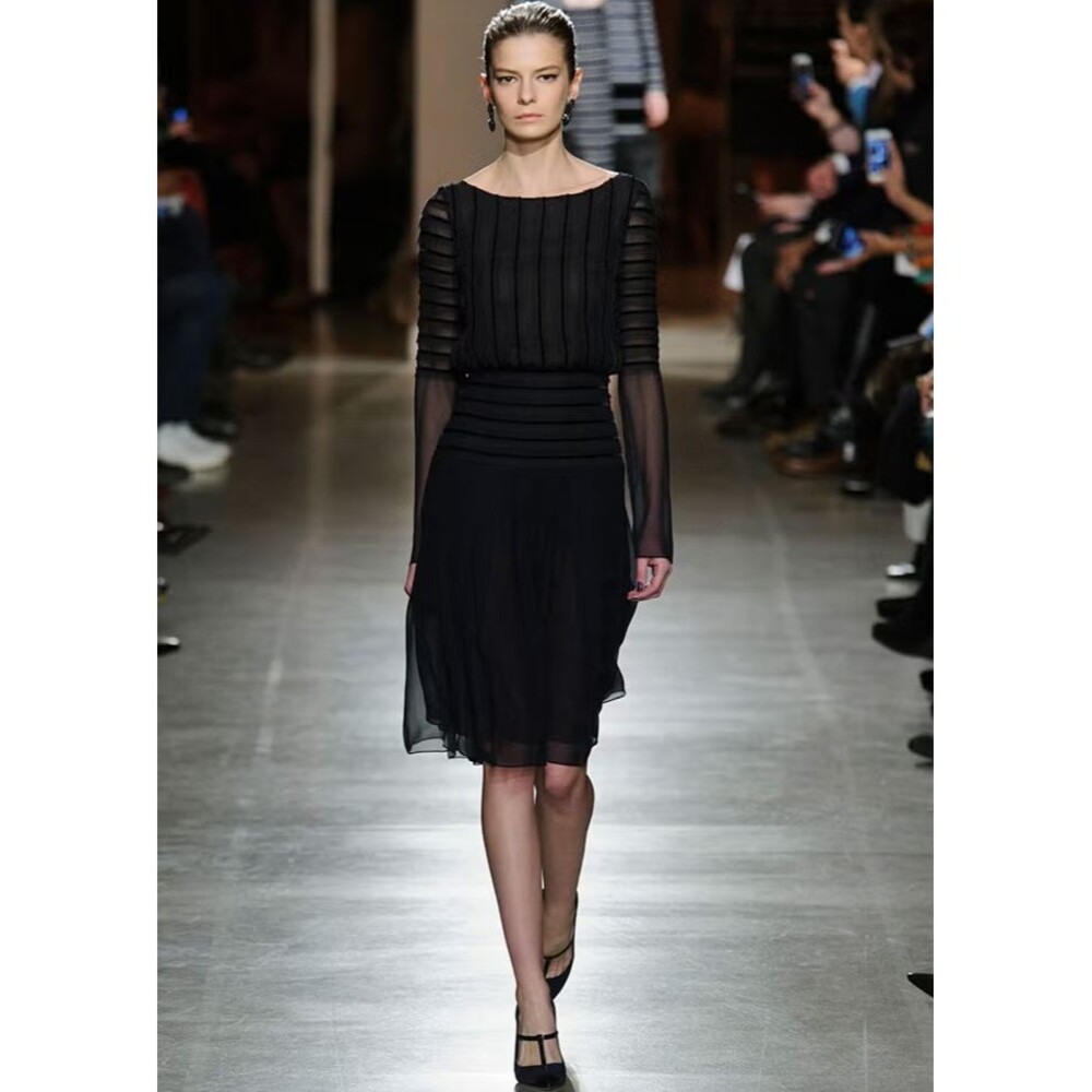RUNWAY. Oscar de la Renta Silk Midi Length Dress Size: 14 black